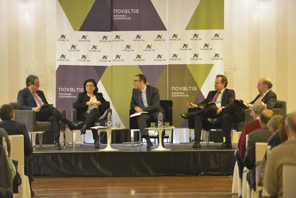 Mesa de trabajo de la I Jornada Profesional de Novaltia sobre los nuevos escenarios de la farmacia y la distribución
