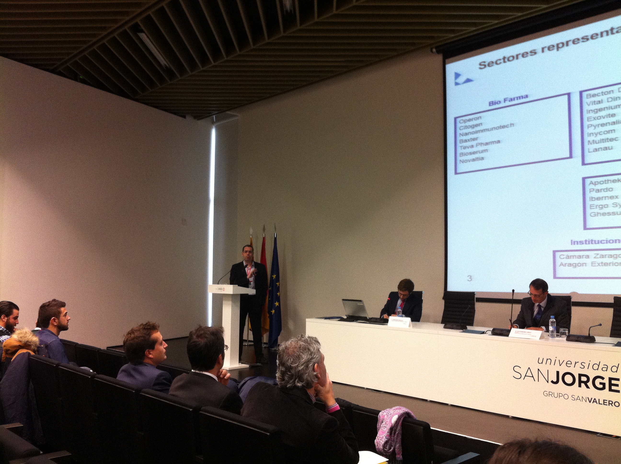 Carlos Lapuerta, gerente de Arahealth, durante su ponencia en la tercera edición de USJ Connecta en la Universidad San Jorge, con participación destacada del Clúster de Salud.