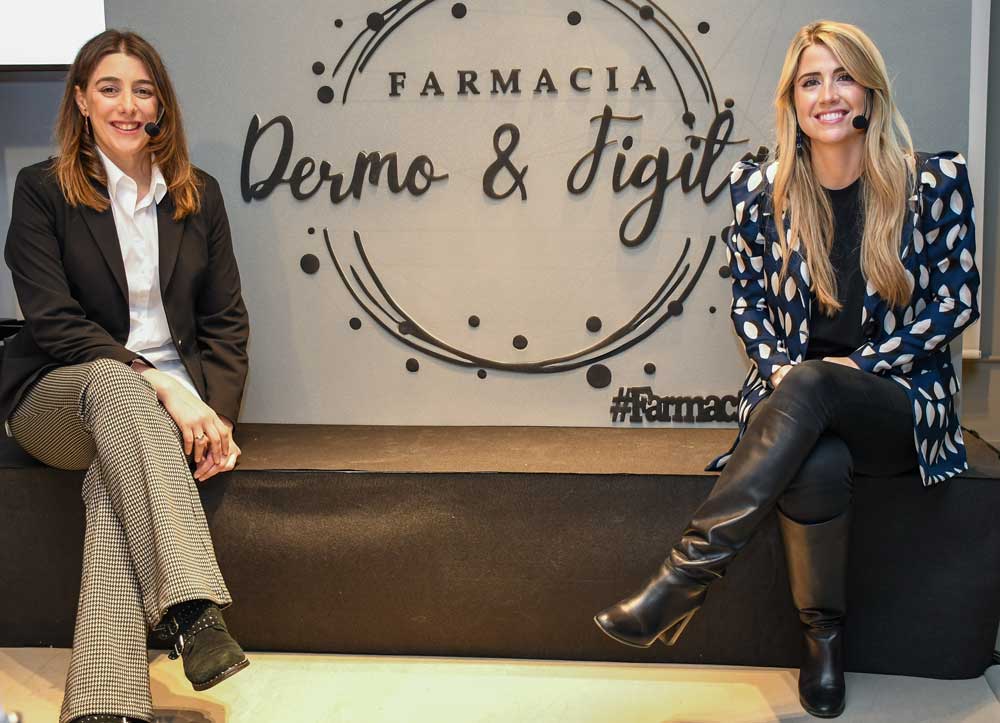 Amaya Blanco y Claudia Beitia, farmacéuticas e impulsoras de Dermo&Figital, durante la presentación del evento en el escenario principal.