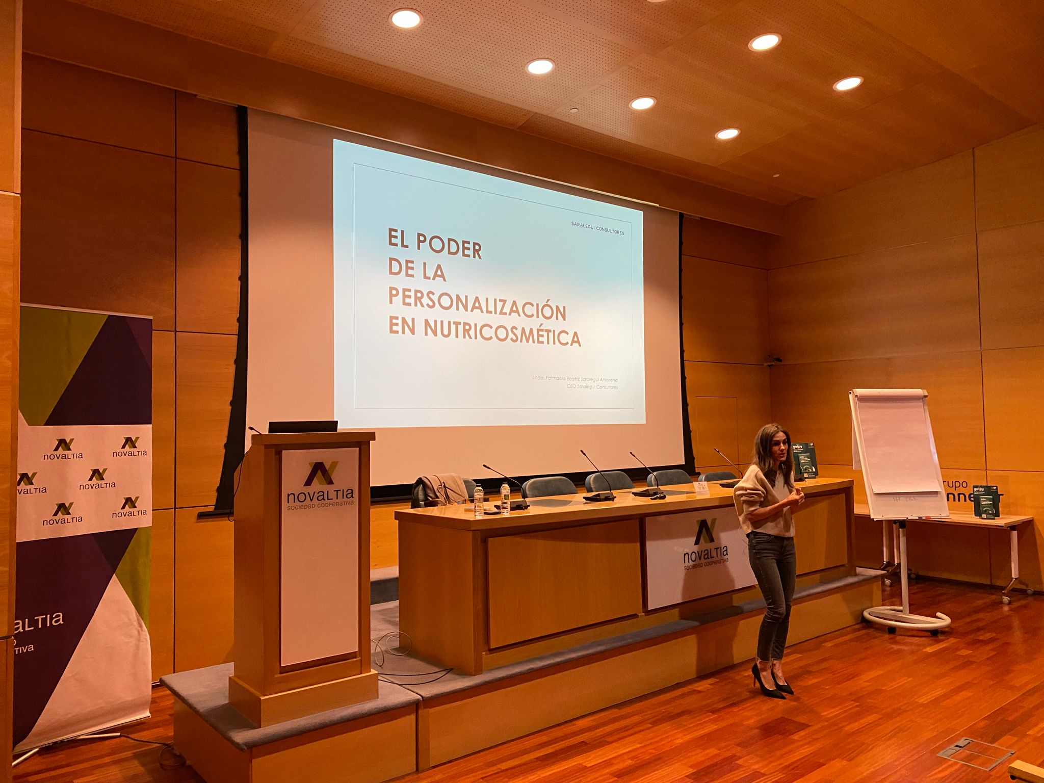 Beatriz Saralegui durante el taller impartido en Novaltia sobre el poder de la personalización en nutricosmética.