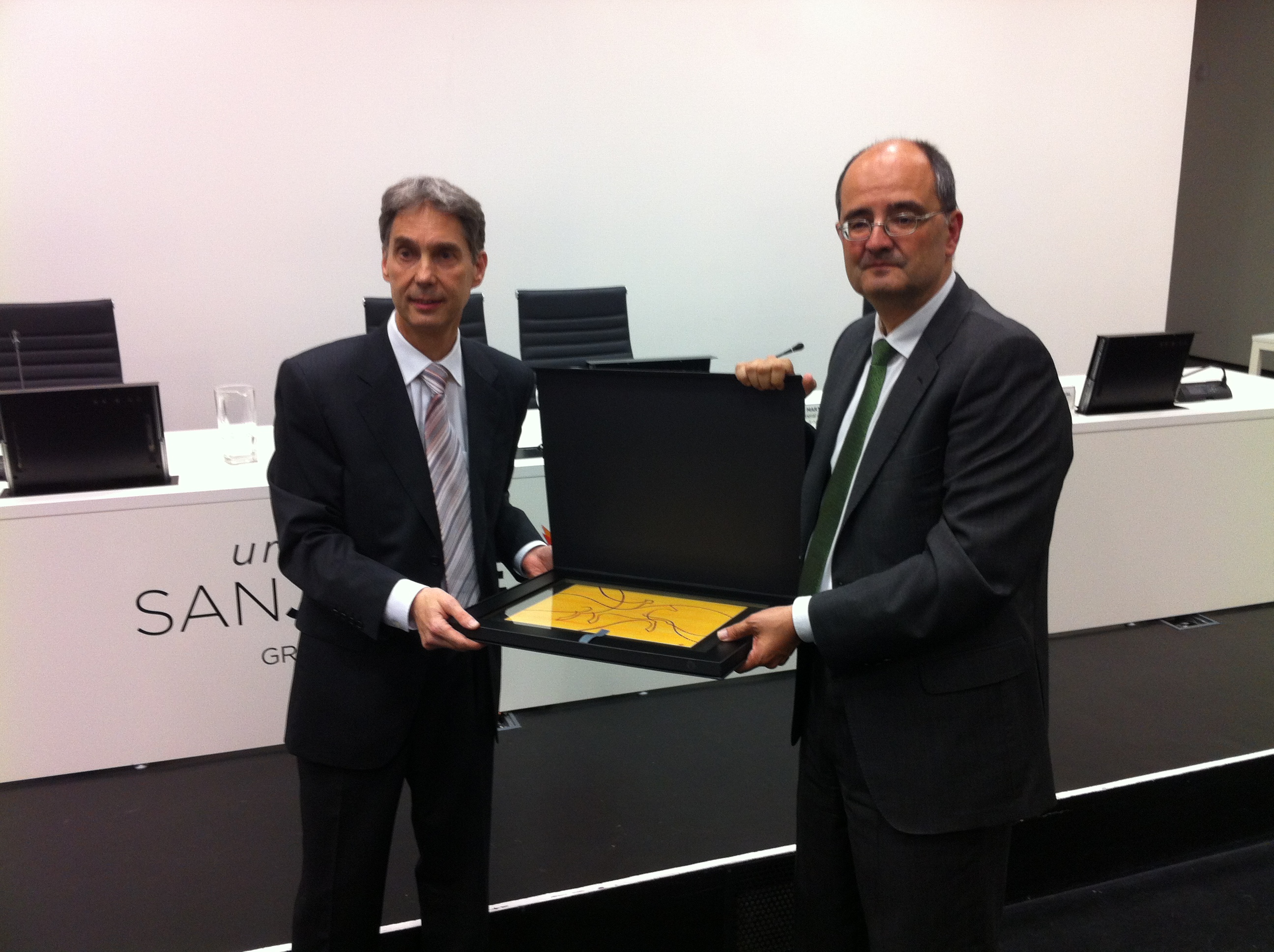 Fernando Castillo, director general de Novaltia, recibe un grabado con la imagen de San Jorge de manos del rector de la Universidad San Jorge al finalizar la ceremonia de graduación de másteres 2015.