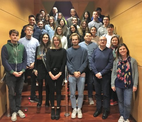 Estudiantes de la Universidad de Deusto posan durante su visita a las instalaciones de Novaltia en Zaragoza para conocer la distribución farmacéutica robotizada.