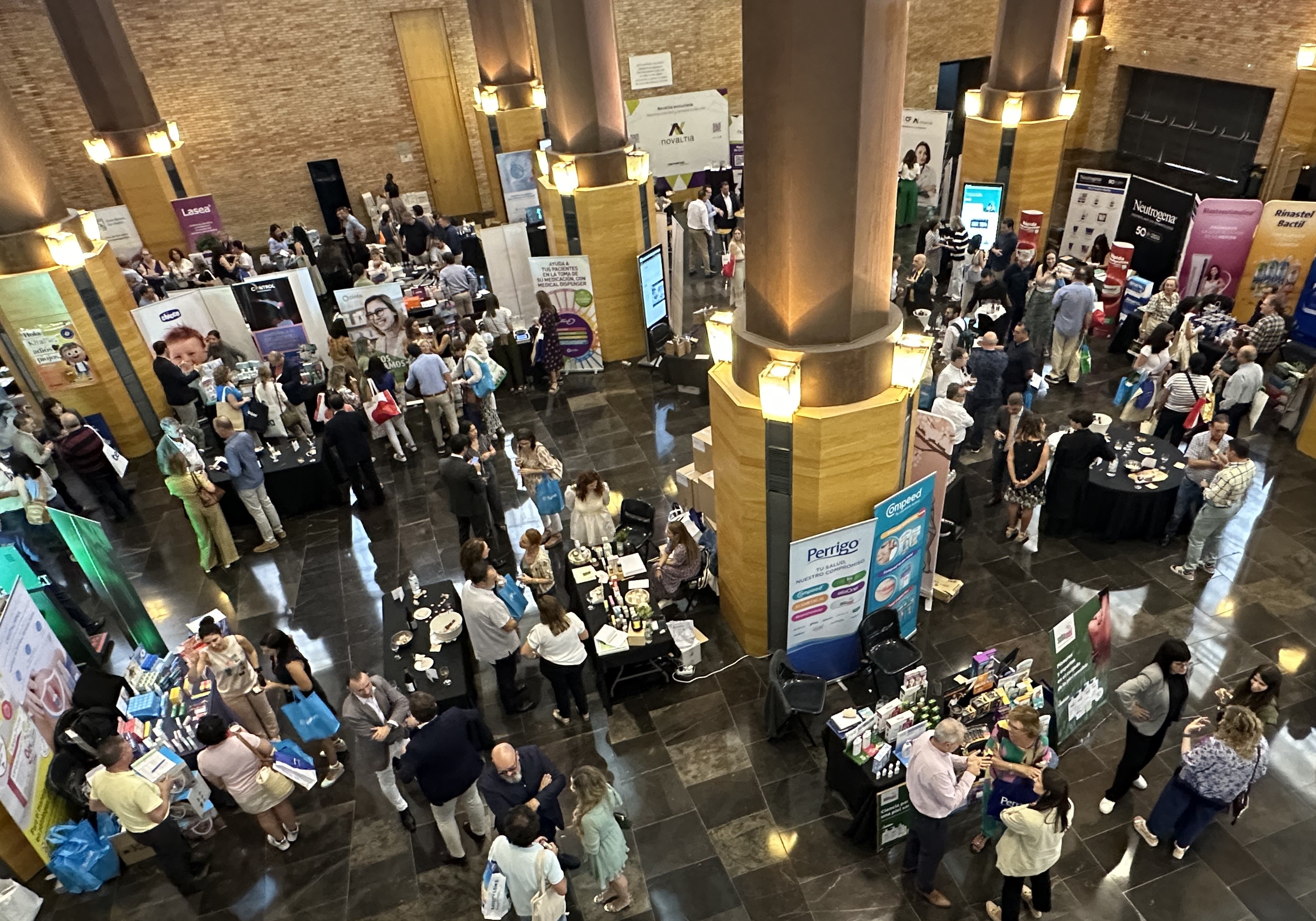 Vista general de Expofarma 2023, evento organizado por el Grupo Unnefar, que reunió a más de 350 agentes del sector farmacéutico y más de 55 laboratorios en Zaragoza.