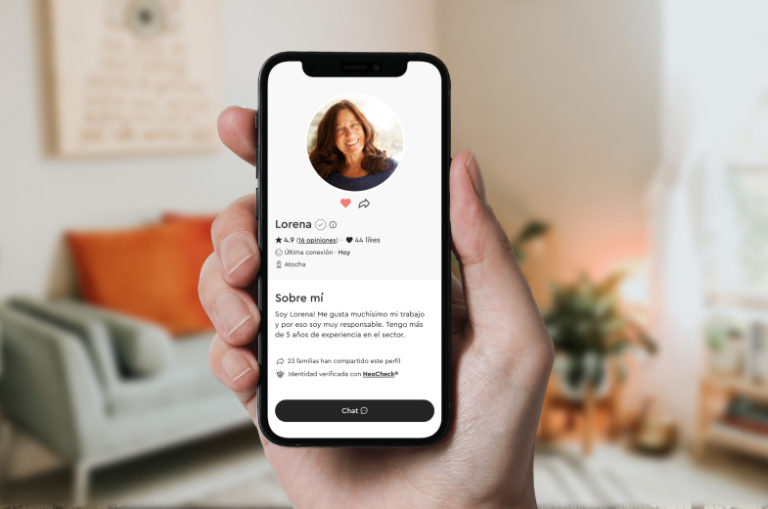 Perfil verificado de una auxiliar del hogar en la app de Familiados, mostrado en un teléfono móvil con información profesional, valoraciones y opción de contacto directo.