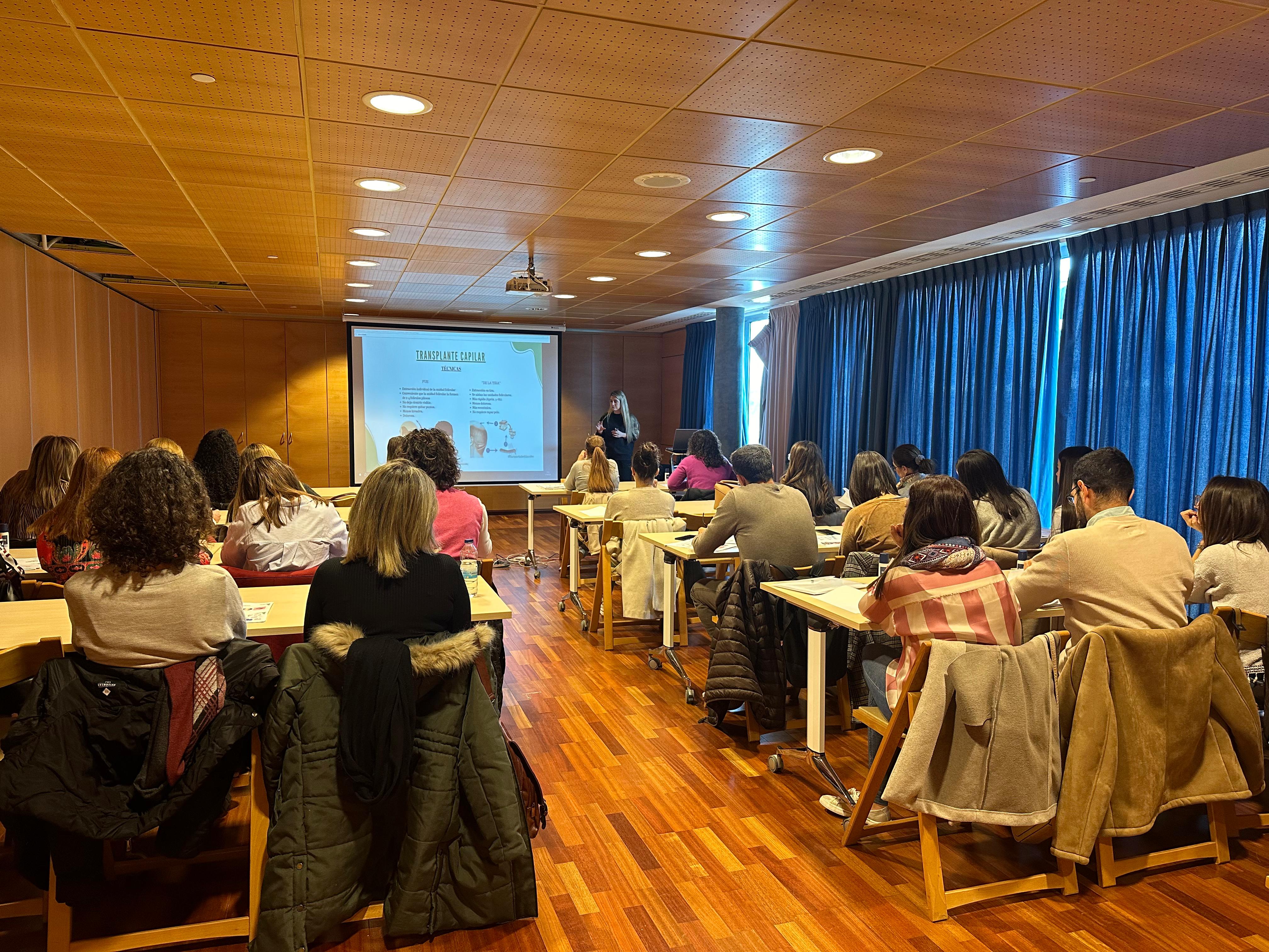 Farmacéuticos en la sesión formativa sobre categoría capilar impartida por Claudia Beitia en Novaltia.