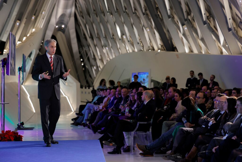 Fernando Castillo, director general de Novaltia, interviene ante los asistentes durante la Convención Cruzfarma Novaltia 2023, en un espacio arquitectónico emblemático y con gran afluencia de profesionales del sector farmacéutico.