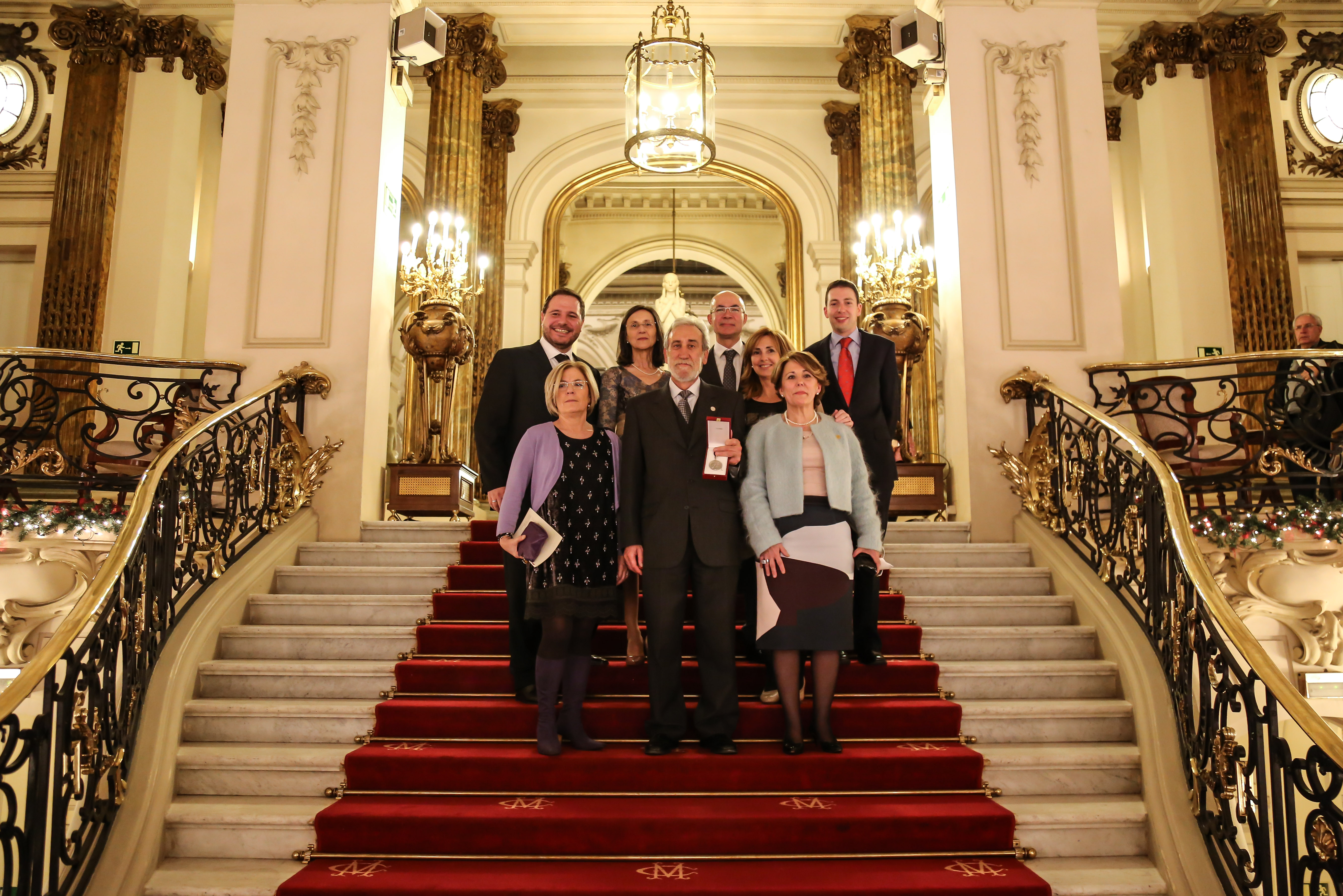 Carlos Lacadena junto a miembros del Colegio Oficial de Farmacéuticos de Huesca tras recibir la Medalla del Consejo General.