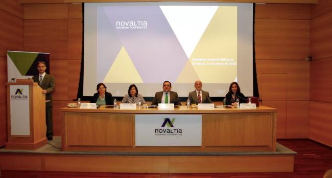Mesa presidencial de la Asamblea General de Novaltia durante la aprobación de las cuentas anuales y líneas estratégicas de la cooperativa