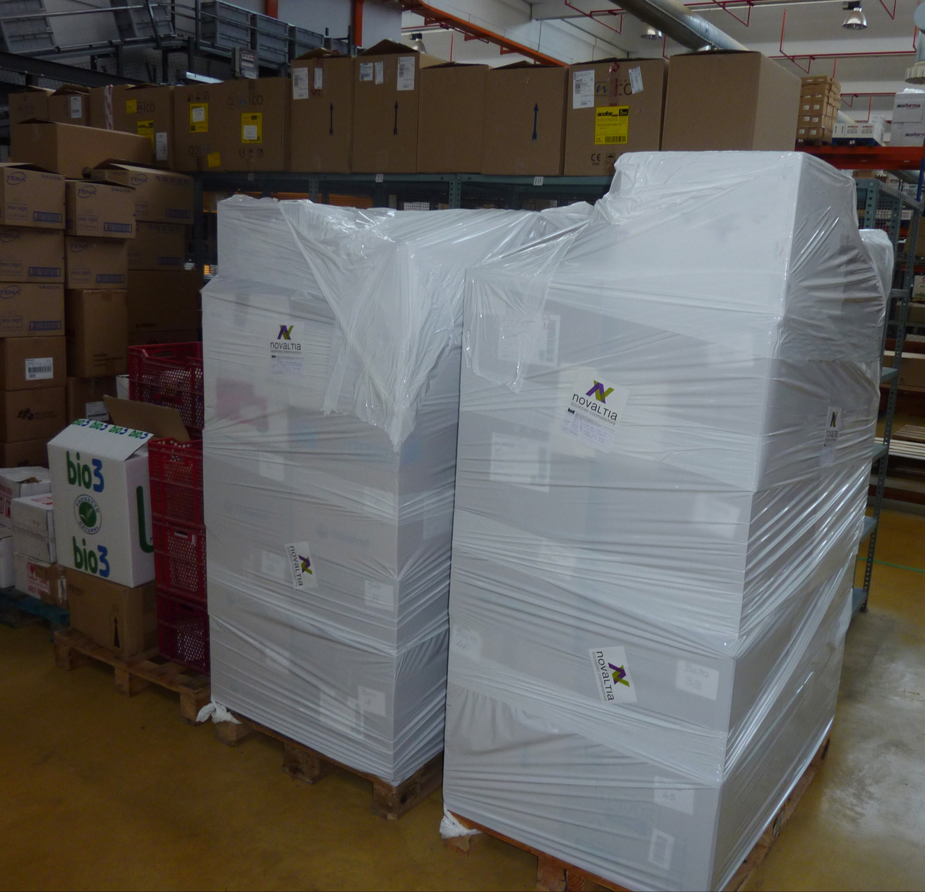 Palets con material sanitario preparado por Novaltia para su envío a Guinea Conakry