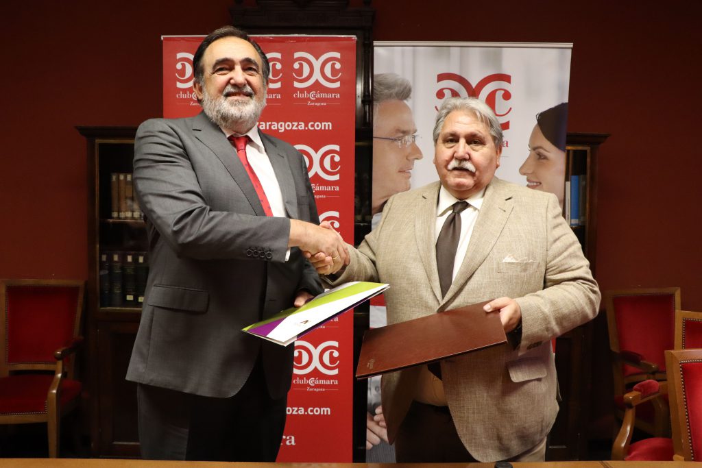 Miguel Ángel Artal, presidente de Novaltia, y Manuel Teruel, presidente de la Cámara de Comercio de Zaragoza, sellan el acuerdo de incorporación de Novaltia al Club Empresa Líder.  Subtítulo: