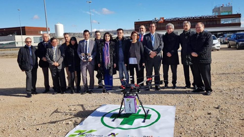 Equipo del proyecto Pharmadron junto a un dron de transporte farmacéutico durante la presentación del primer vuelo experimental para el reparto de medicamentos en el Aeropuerto de Teruel.