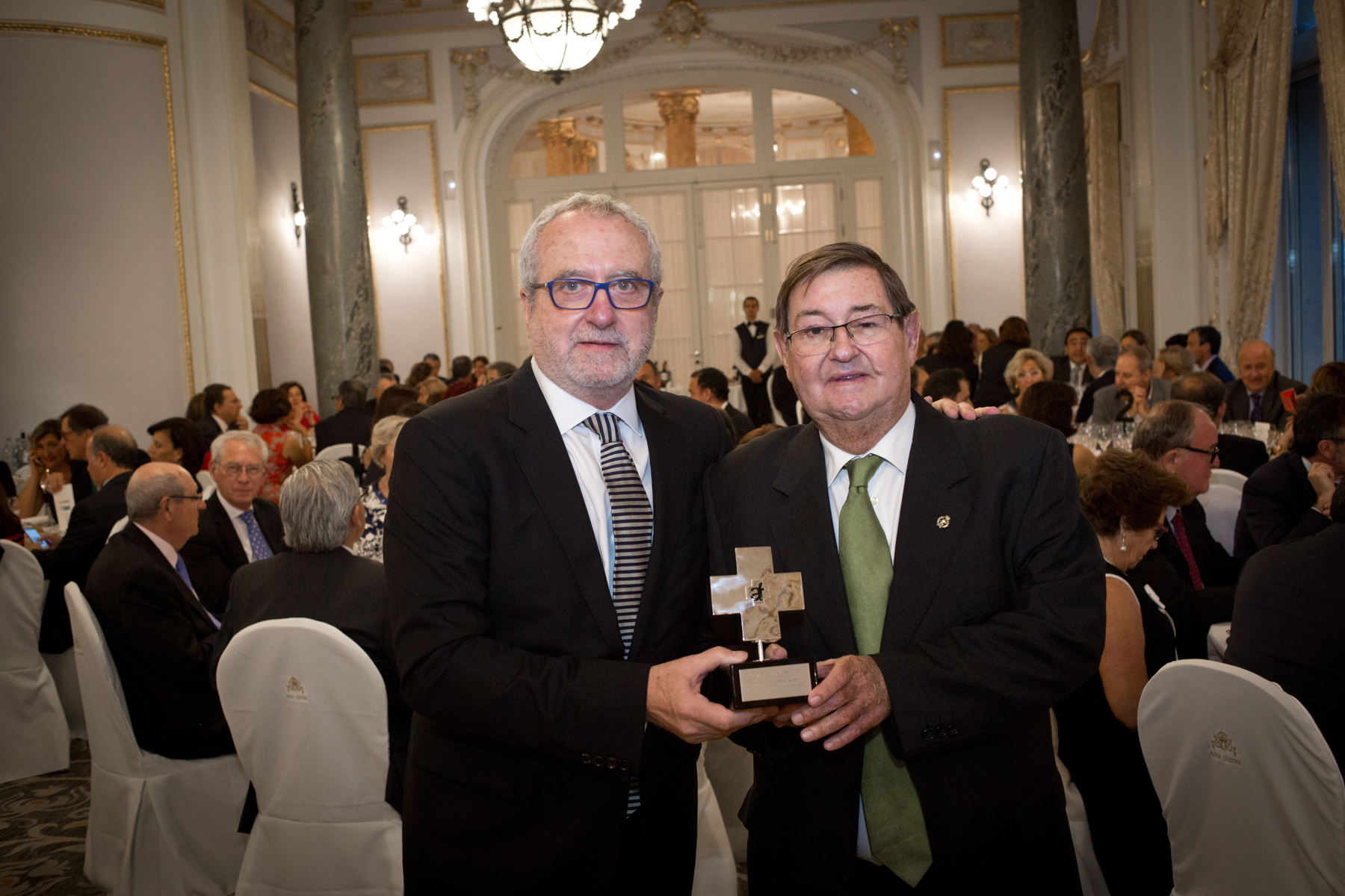 Tomás Manuel Espuny, presidente de honor de Novaltia, recibe la Gran Cruz de la Cooperación de Acofarma durante la cena de gala celebrada en San Sebastián.