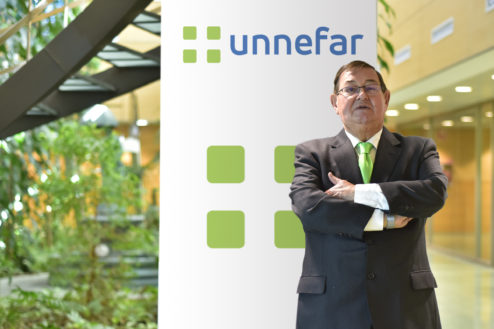 Tomás Manuel Espuny, presidente de Unnefar, frente a un panel corporativo con el logotipo de la cooperativa.