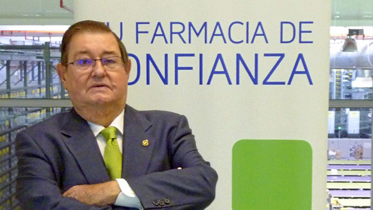 Tomás Manuel Espuny, nuevo presidente de Unnefar, posando en una instalación logística del grupo, con imagen corporativa al fondo.
