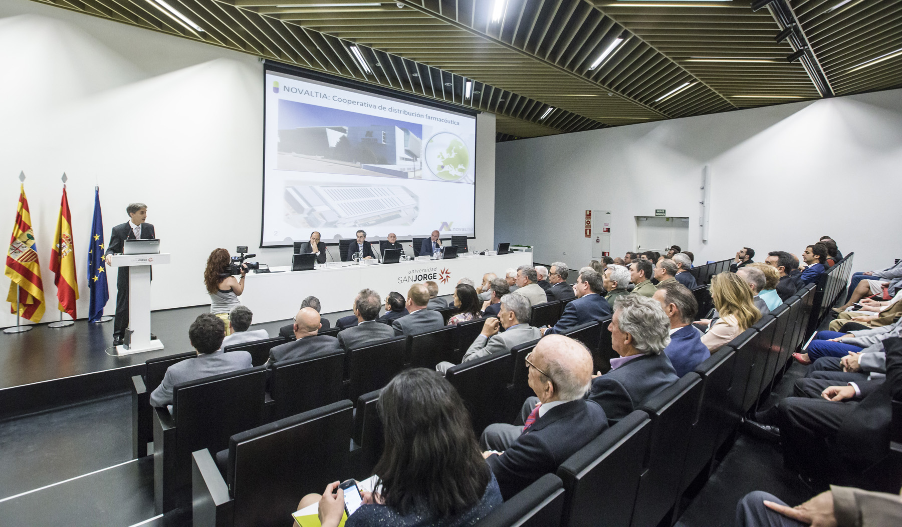 Fernando Castillo, director general de Novaltia, impartiendo la lección de clausura de los másteres en la Universidad San Jorge en 2015.