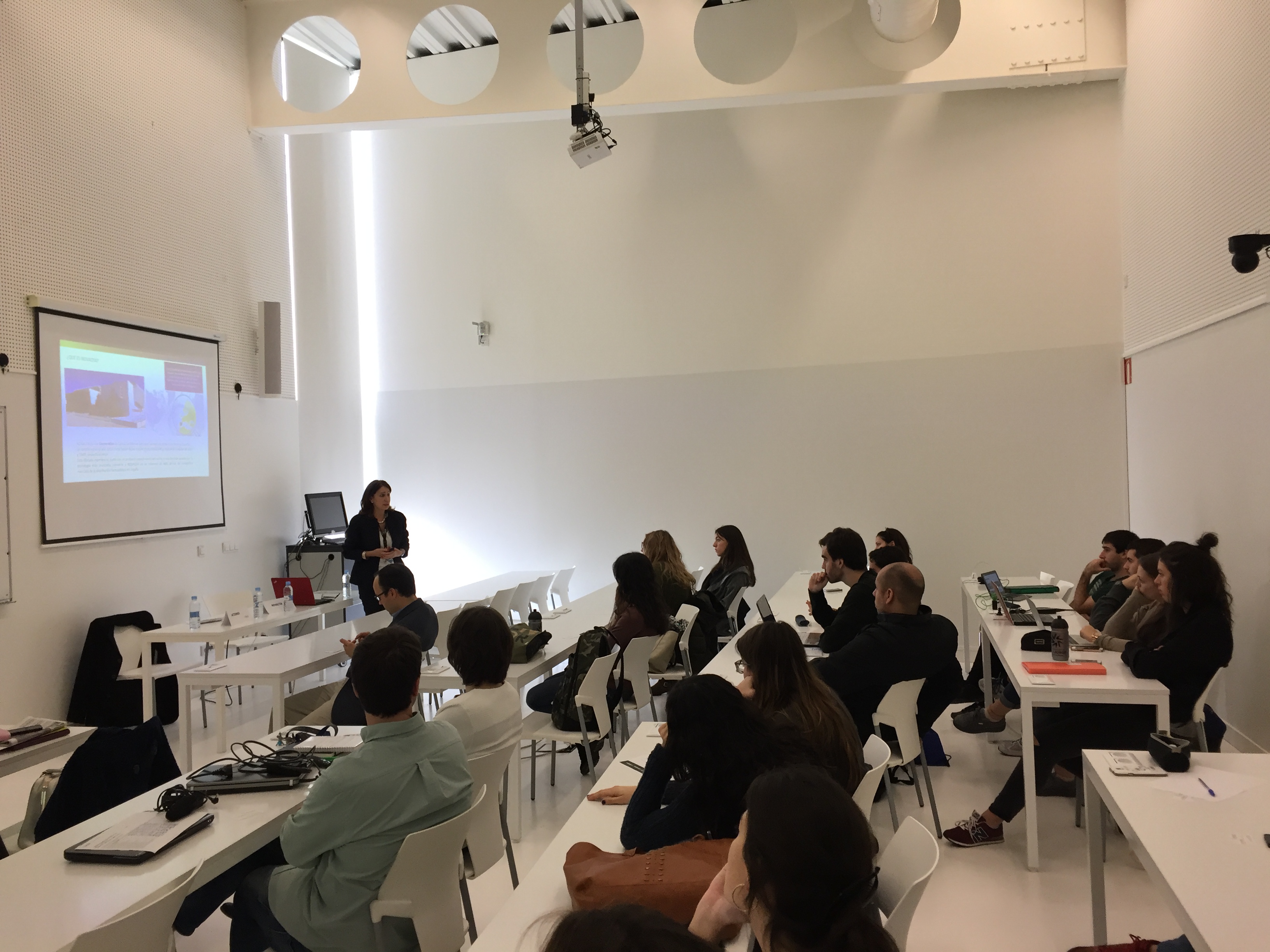 Profesora de Novaltia imparte una clase sobre distribución farmacéutica a los alumnos de la Universidad San Jorge.