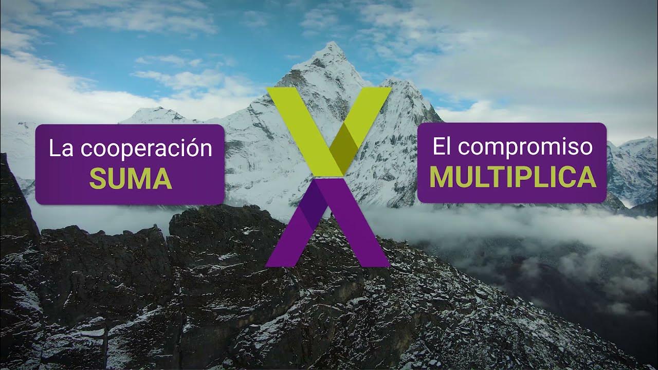 La imagen muestra un fondo de montañas nevadas que transmite solidez y horizonte estratégico. Sobre él aparece el logotipo corporativo de Unnefar/Novaltia en el centro, acompañado de dos mensajes en recuadros morados: a la izquierda, «La cooperación SUMA» y, a la derecha, «El compromiso MULTIPLICA». El conjunto refuerza visualmente la idea central de la estrategia 2021 de la cooperativa, basada en la unión, el esfuerzo compartido y la fortaleza del compromiso para afrontar los retos del sector farmacéutico.