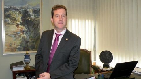 Ramón Jordán, reelegido presidente del Colegio Oficial de Farmacéuticos de Zaragoza, en su despacho institucional.
