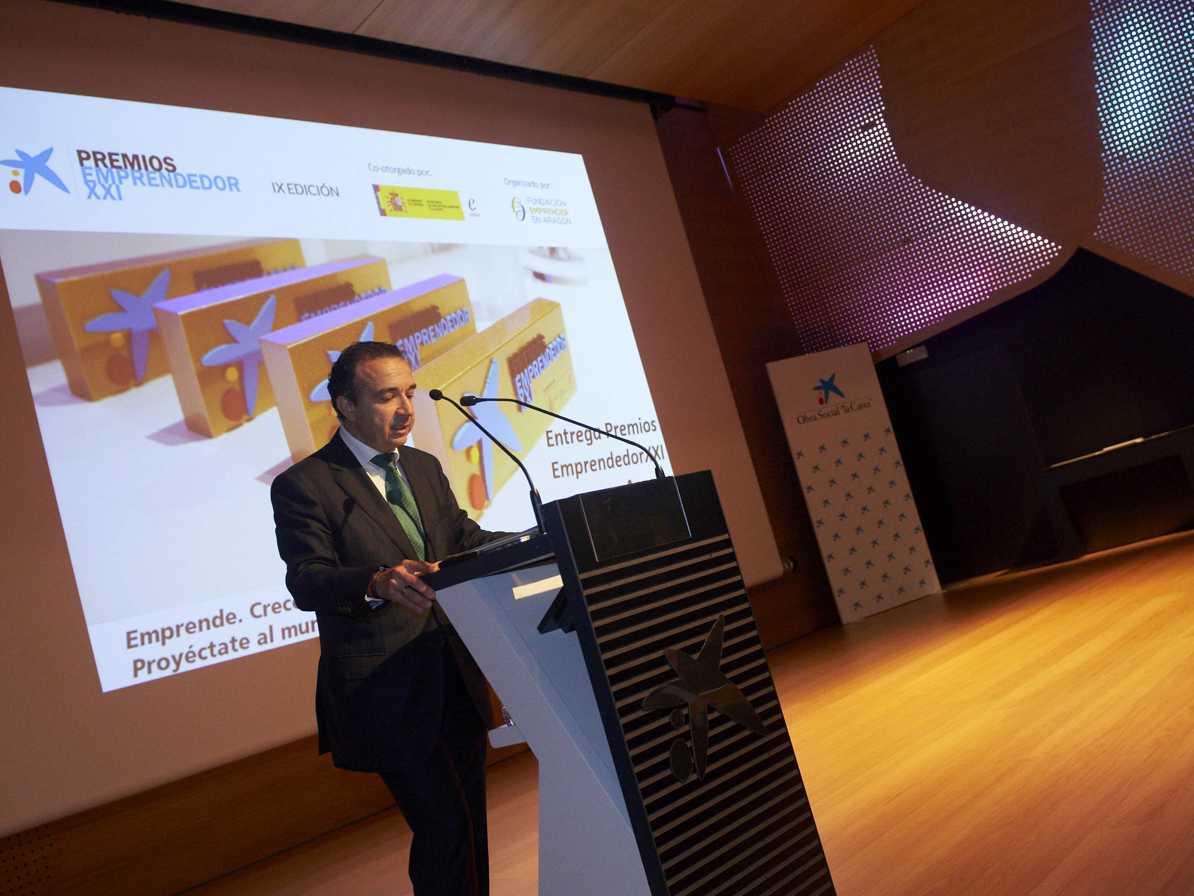 Raúl Marqueta, director territorial de La Caixa en Aragón y La Rioja, durante la entrega de los Premios EmprendedorXXI 2015 en Aragón.